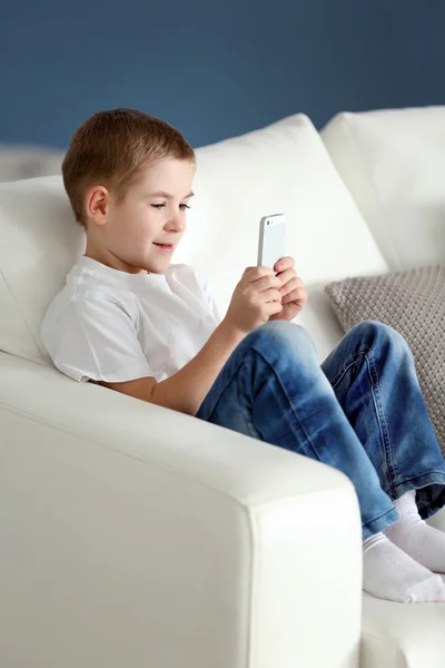 Cep telefonu kullanan çocuk — Stok fotoğraf