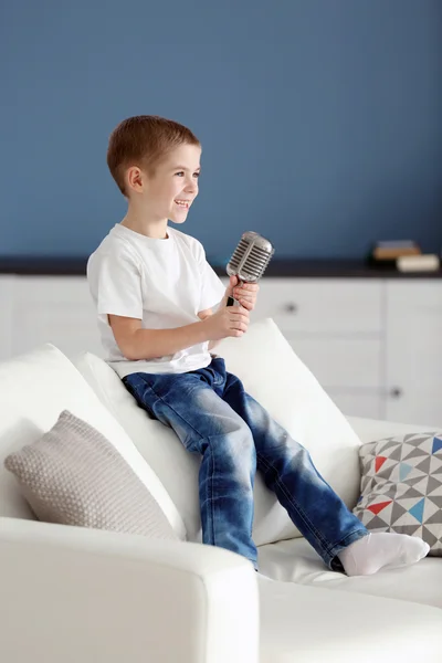 Niño pequeño con micrófono — Foto de Stock