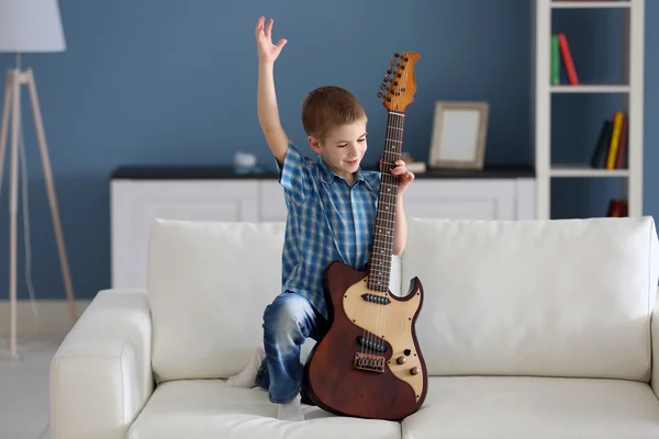 Petit garçon avec une guitare — Photo