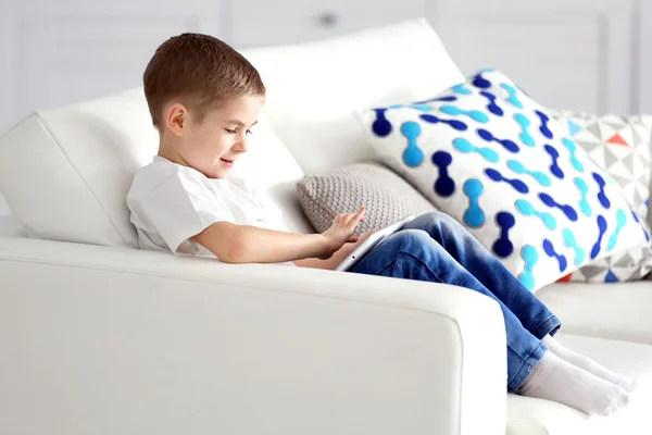 Niño pequeño usando tableta — Foto de Stock