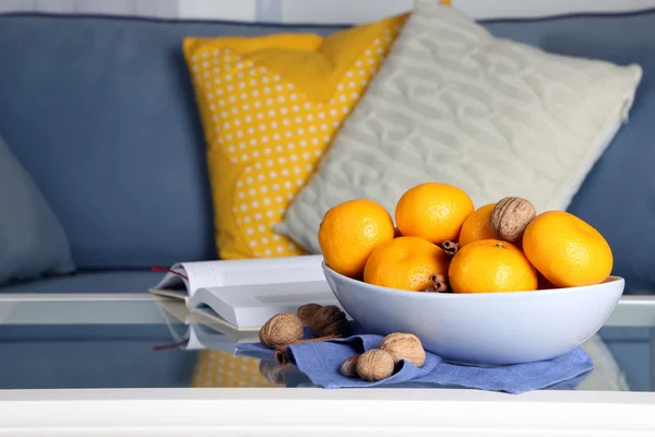 Чаша со свежими мандаринами на столе в гостиной, закрыть — стоковое фото