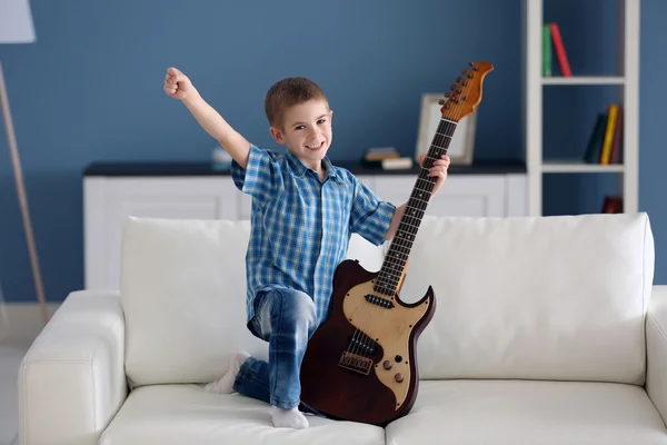 Malý chlapec s kytarou — Stock fotografie