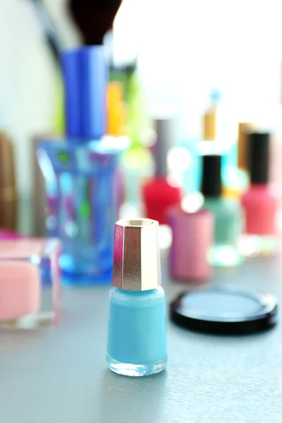 Esmalte de uñas con cosméticos de maquillaje — Foto de Stock