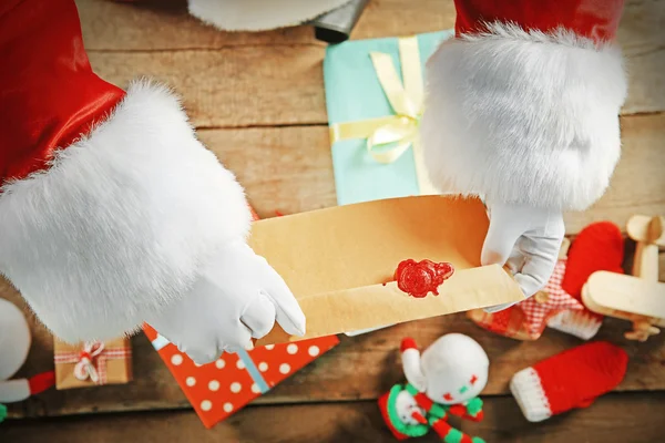 Noel Baba elinde zarf — Stok fotoğraf