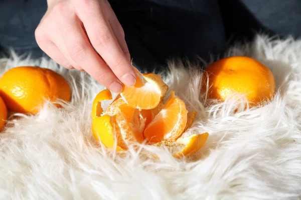 Hand peeling tangerine — Stock Photo, Image