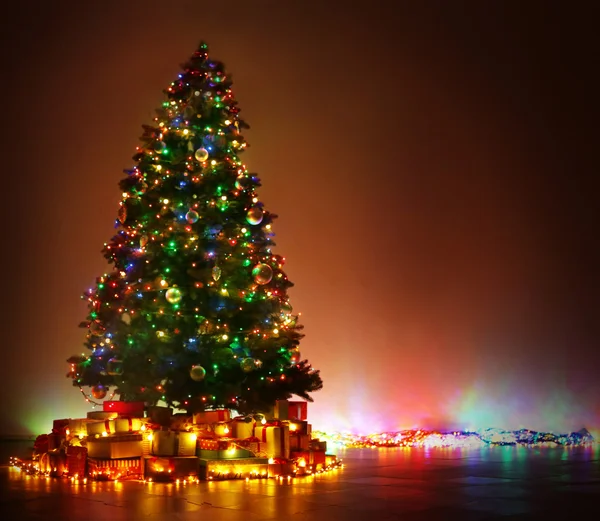 Árbol de Navidad en una habitación oscura —  Fotos de Stock