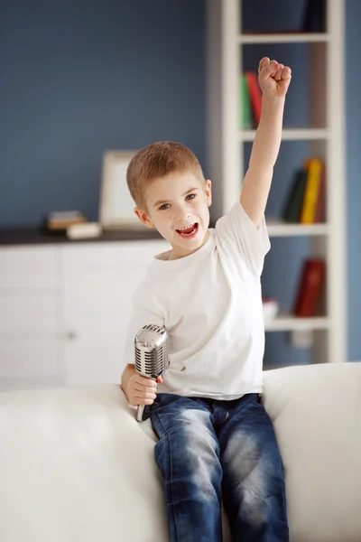 Kleiner Junge singt ins Mikrofon — Stockfoto