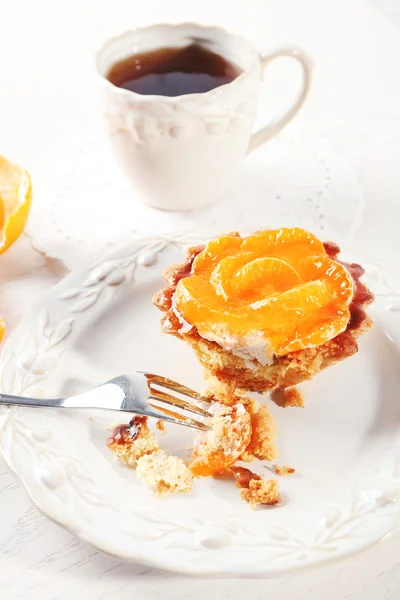 Sweet cake with tangerines on table, close up — Stock Photo, Image