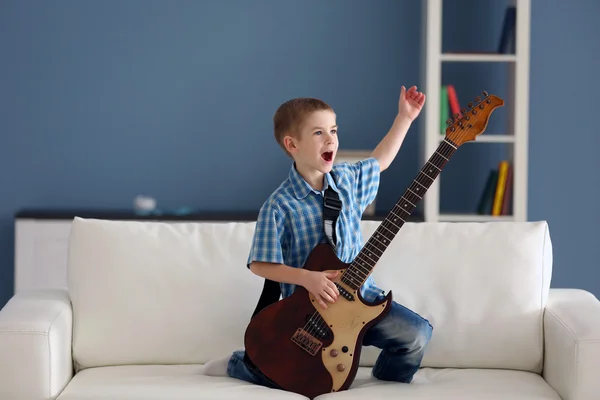 Niño tocando guitarra — Foto de Stock