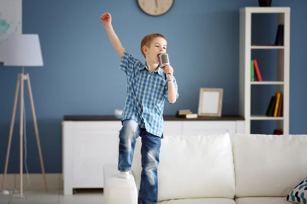 Kleiner Junge singt ins Mikrofon — Stockfoto