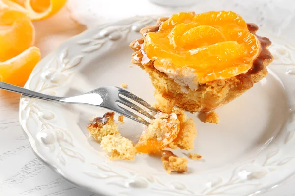 Bolo doce com tangerinas na mesa, close-up — Fotografia de Stock