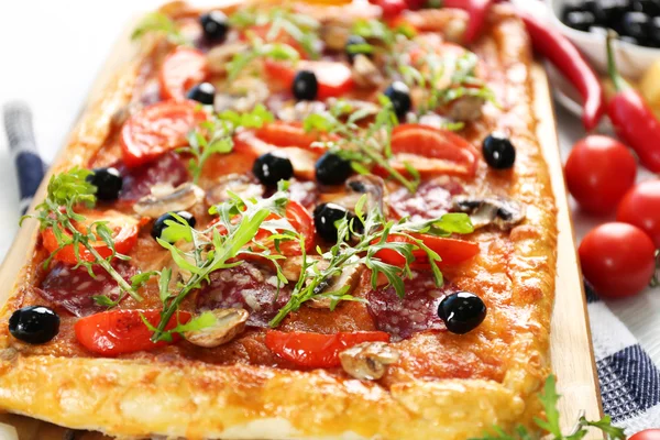 Rektangel läcker pizza och grönsaker — Stockfoto