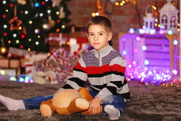 Kleine jongen met teddybeer — Stockfoto