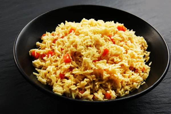 Stuvade ris med en morot på en tallrik — Stockfoto