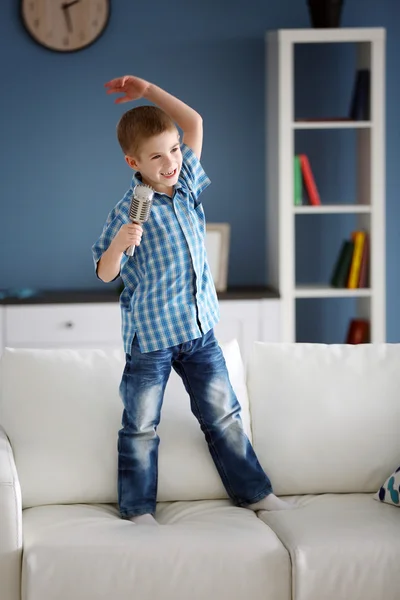 Kleiner Junge singt ins Mikrofon — Stockfoto