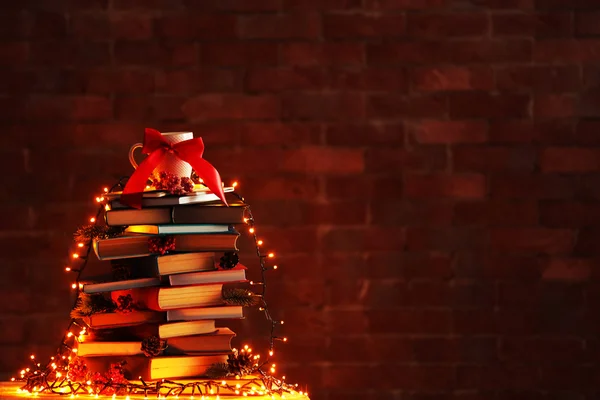 Árbol de Navidad hecho de libros —  Fotos de Stock