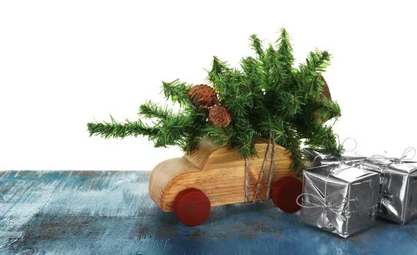 Carro de brinquedo de madeira com árvore de Natal e caixas de presente — Fotografia de Stock