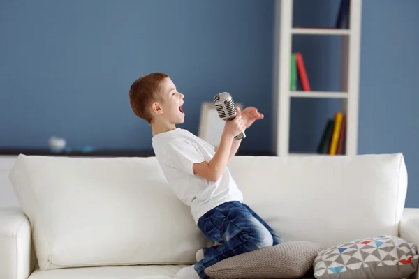 Kleiner Junge singt ins Mikrofon — Stockfoto