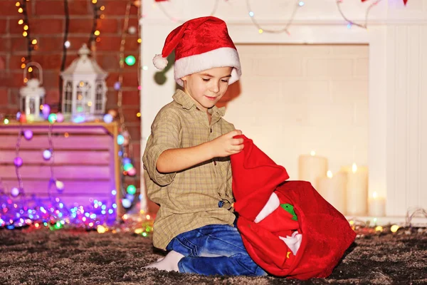 Αγοράκι με Santa τσάντα — Φωτογραφία Αρχείου