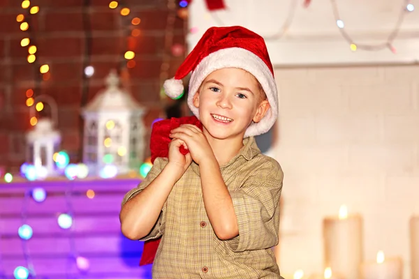 Kleiner Junge mit Weihnachtsmann-Tasche — Stockfoto