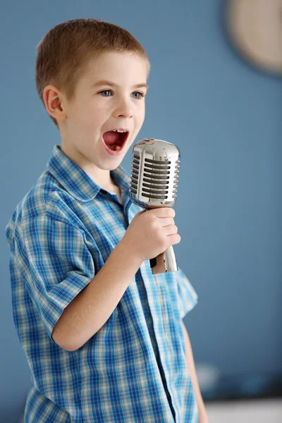 Liten pojke sjunga i mikrofon — Stockfoto
