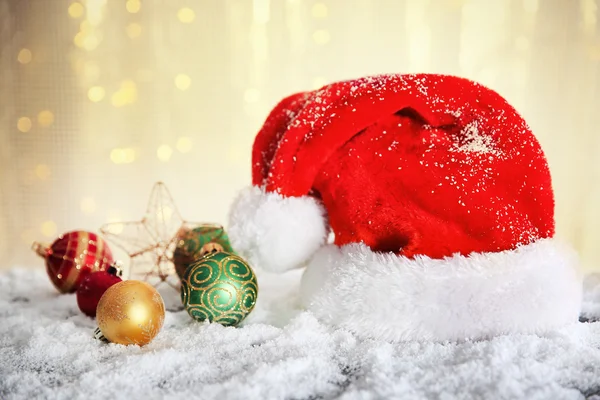 Santa Claus klobouk s hračkami — Stock fotografie