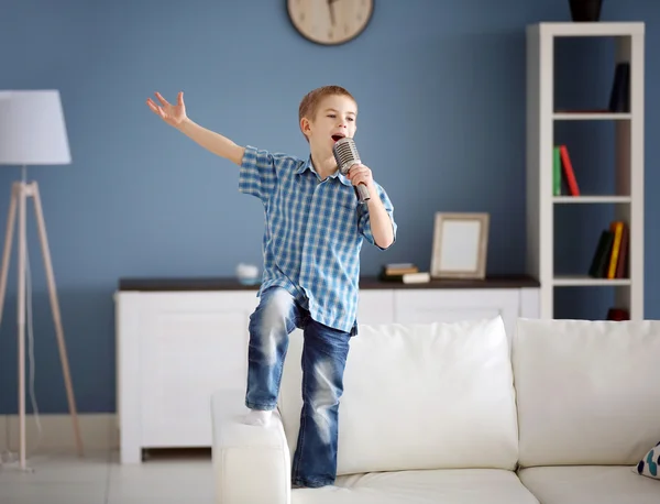 Niño cantando en el micrófono — Foto de Stock