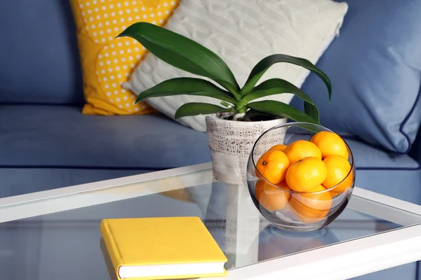 Чаша со свежими мандаринами на столе — стоковое фото