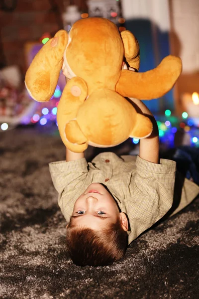 Хлопчик з ведмедиком на Різдвяний — стокове фото