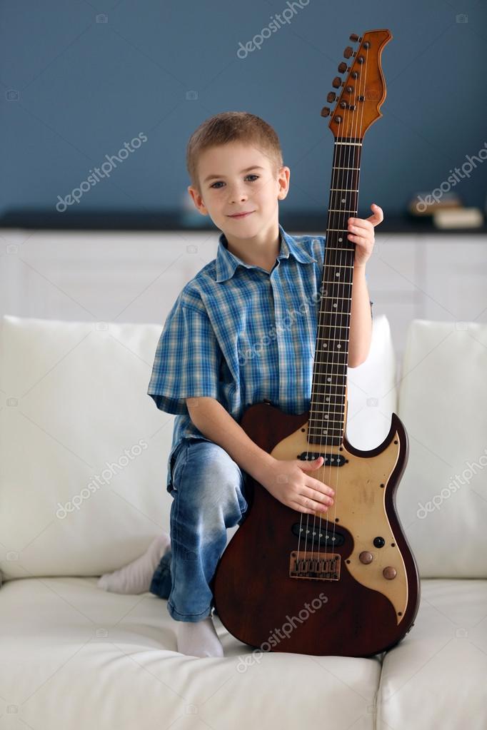 Menino Roqueiro Com Guitarra Foto de Stock - Imagem de vestido