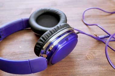 Kulaklıklar ahşap arka planda