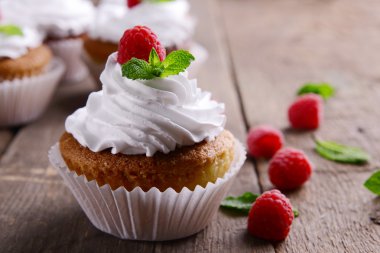 Lezzetli kek çilek ve ahşap masa üzerinde taze nane ile yakın çekim