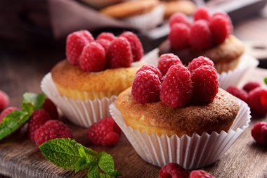 Lezzetli kek çilek ve ahşap masa üzerinde taze nane ile yakın çekim