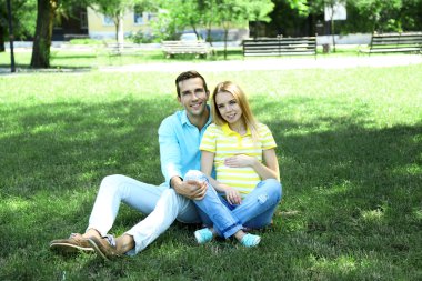 Kocası olan genç hamile bir kadın. 