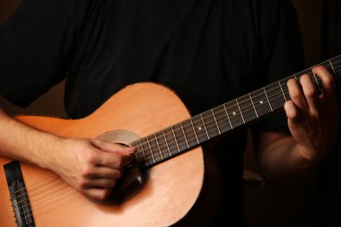 Akustik gitar çalan müzisyen. 