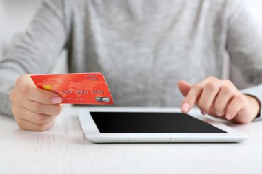 Dijital tablet ve kredi kartı ile el