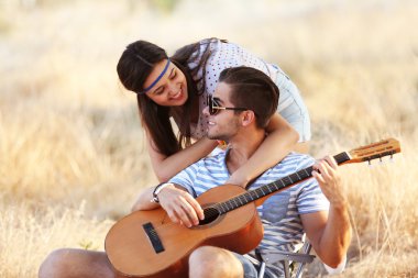 Çekici çift gitar çalmak