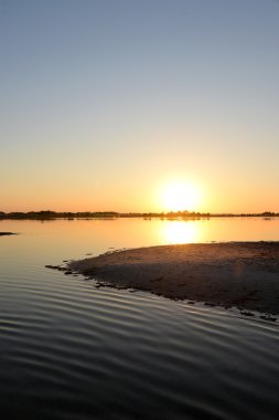 Su üzerinde altın gündoğumu