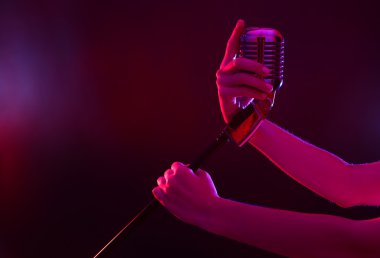 Retro mikrofon tutan eller