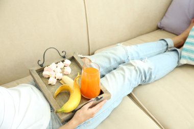 kız yemek tepsisi ile