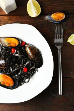 Pişmiş makarna, midye ve kireç