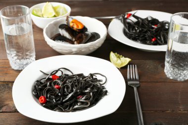 Makarna, midye ve kireç kahverengi ahşap zemin üzerine pişmiş