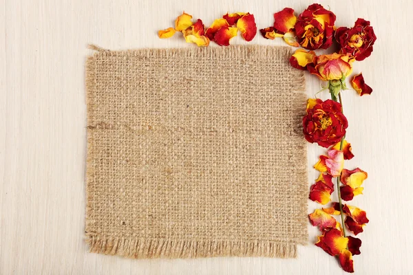 Gedroogde bloemen en zak — Stockfoto