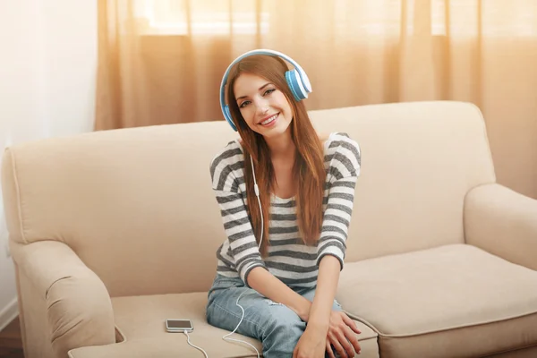 Woman listening music in headphones — Stock Photo, Image