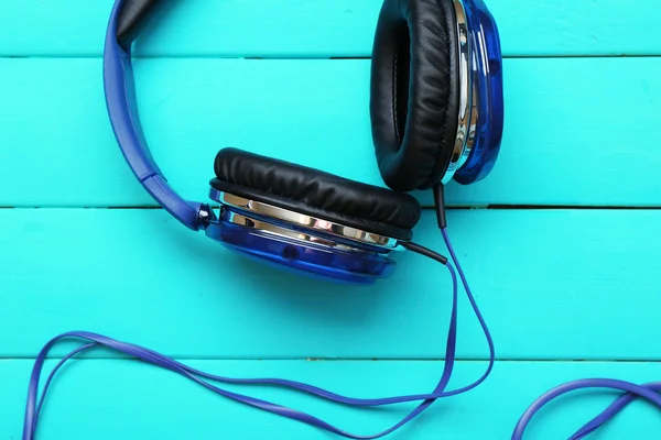 Auriculares sobre fondo de madera — Foto de Stock