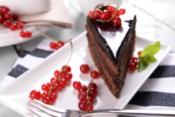 Bolo de chocolate com bagas — Fotografia de Stock