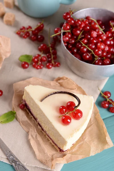 Smakelijke cheesecake met bessen op tafel close-up — Stockfoto