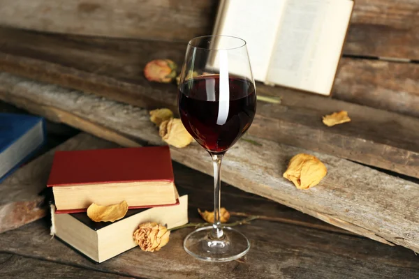 テーブルの上の古い本でワインのグラスと美しい構図をクローズ アップ — ストック写真