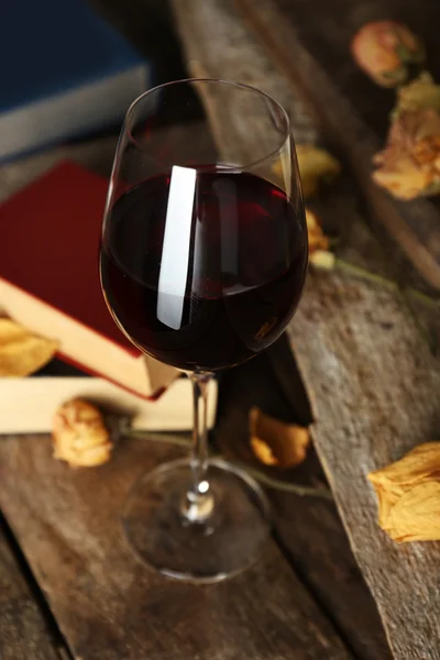 Piękna kompozycja z kieliszkiem wina starych książek na stole z bliska — Zdjęcie stockowe