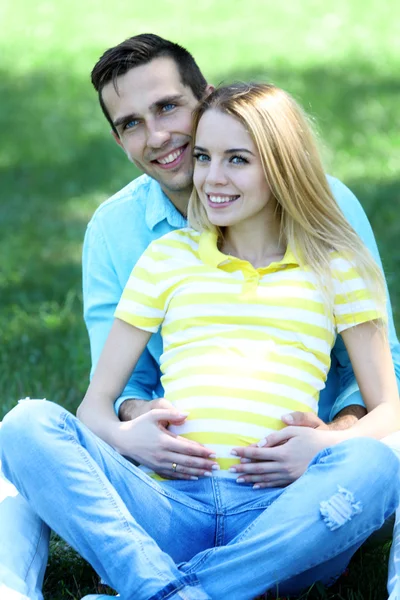 Junge schwangere Frau mit Ehemann — Stockfoto